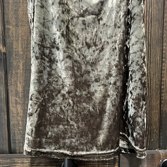 Very J Velvet Top M Sleeveless Strappy Shiny Velour Grey Green Scalloped Dressy - Picture 3 of 9